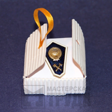 Маленькая самосборная коробка под значок